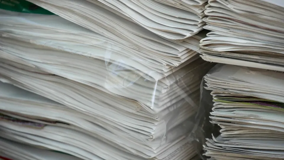 Kopierpapier, Papierstapel und Verbrauchsmaterial im Büro
